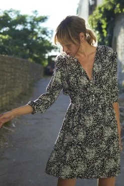 Le Temps des Cerises Robe Edwina A Motif Fleuri Noir Et Blanc-Femme Robes